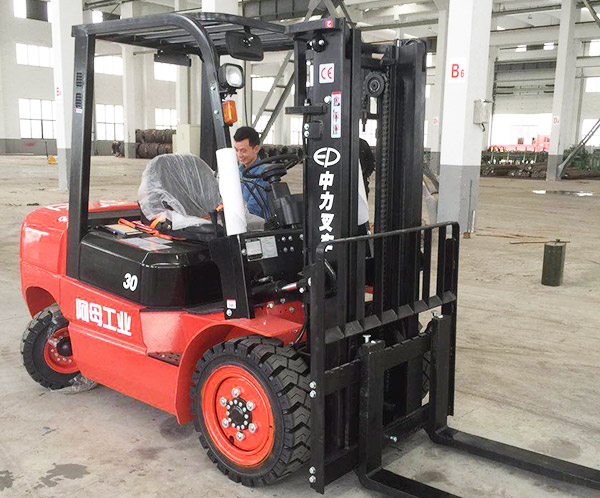 電動(dòng)搬運(yùn)車在行駛中切不可隨心所欲！