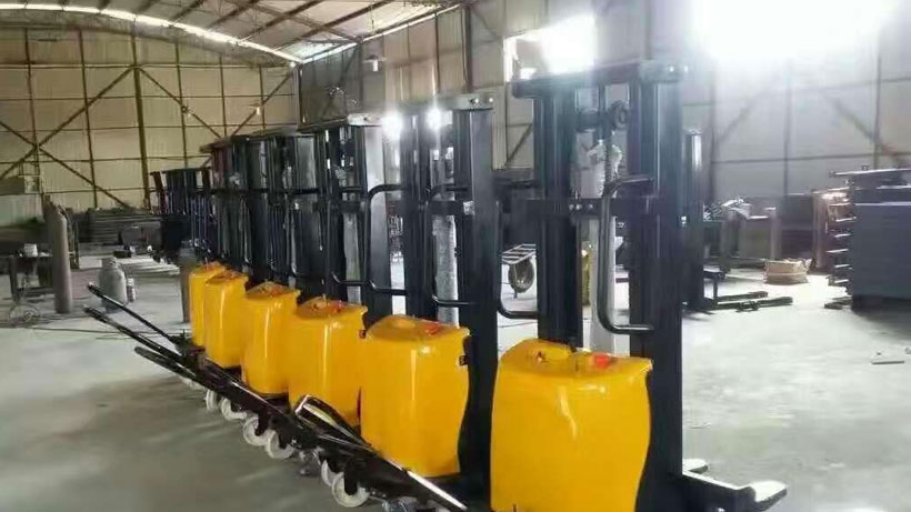 電動(dòng)堆高車存放前的注意事項(xiàng)？